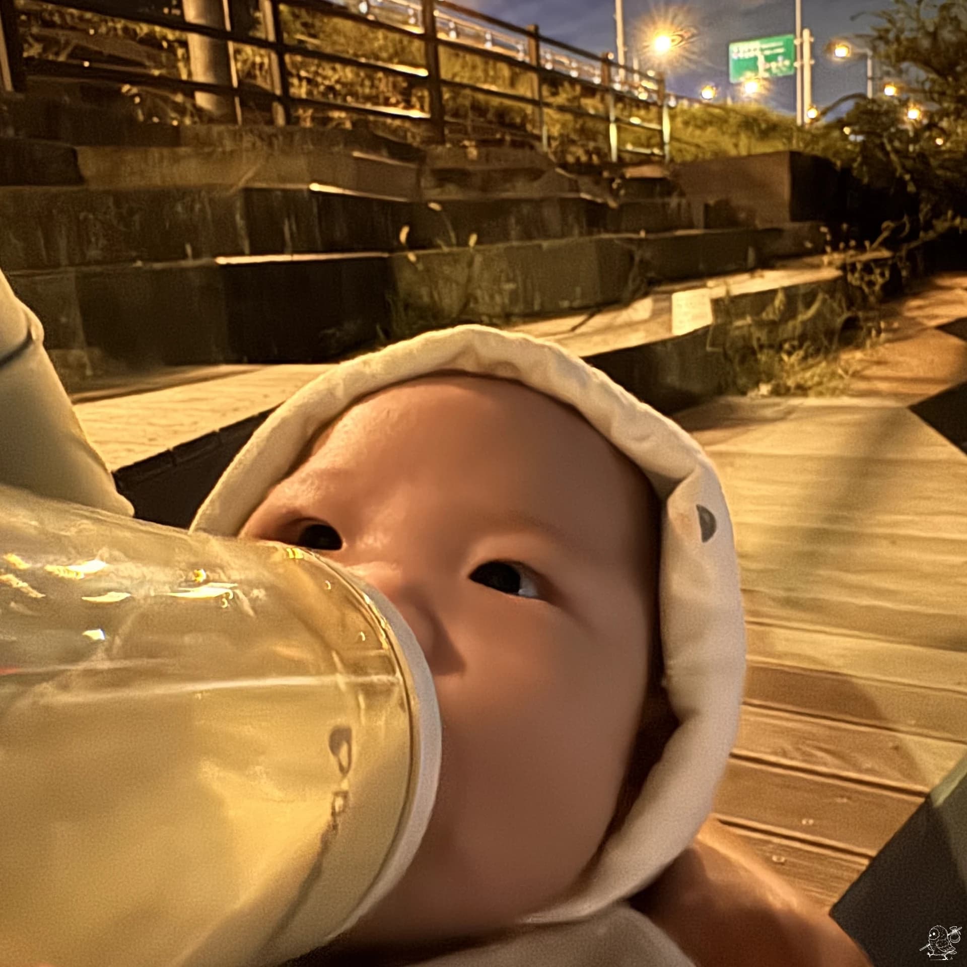 밖에서 먹는 분유맛이 좋았는지, 이 때 한번에 젖병을 다 비워냈다