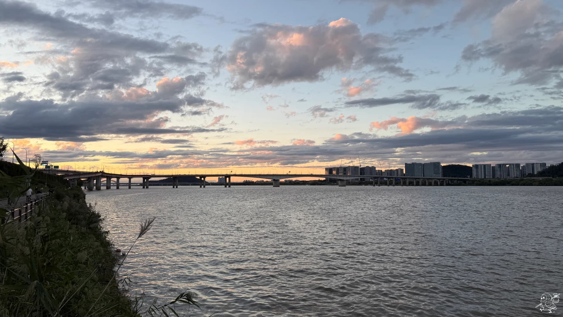 Photo prise avant que le coucher de soleil ne disparaisse complètement après notre arrivée au fleuve Han