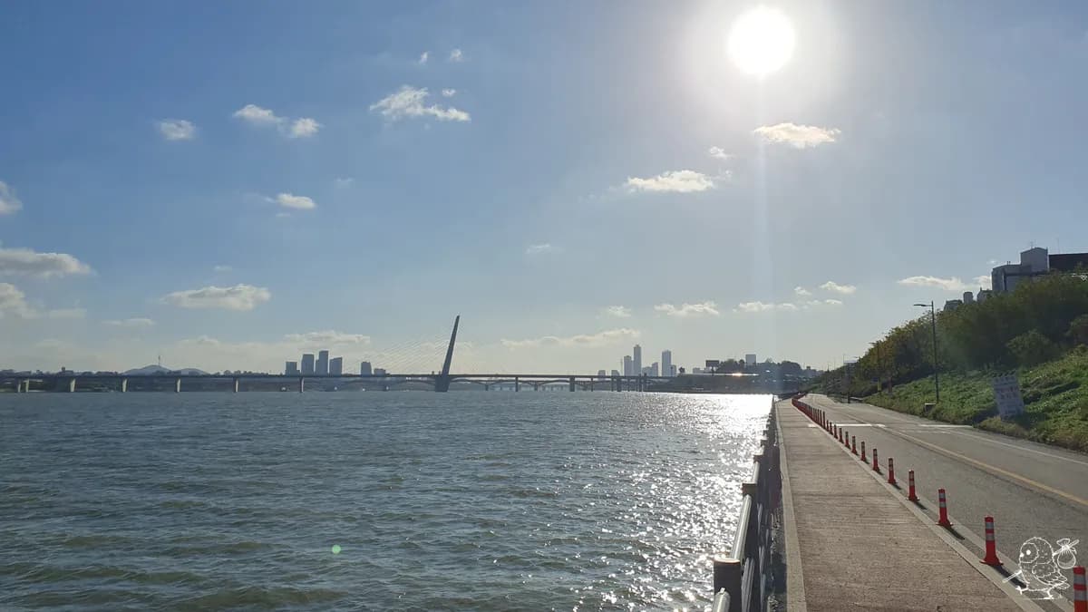 un rayon de soleil sur le fleuve Han
